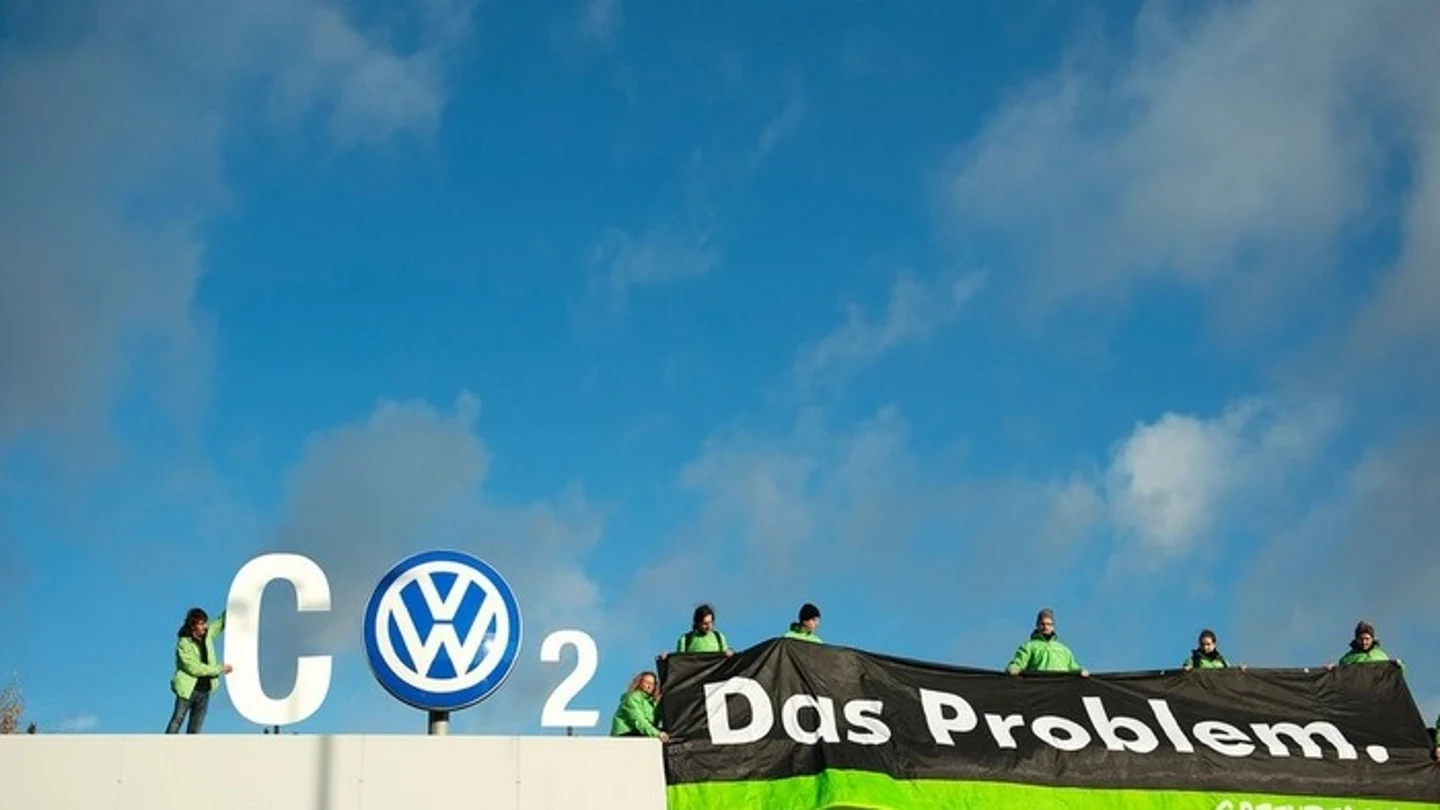 Activistas de Greenpeace cambian el logo de Volkswagen Activistas de Greenpeace cambian el logo de Volkswagen