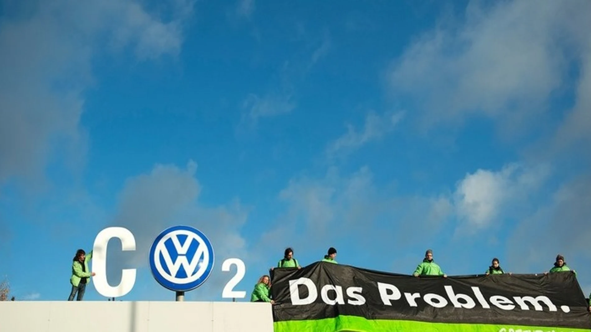 Activistas de Greenpeace cambian el logo de Volkswagen