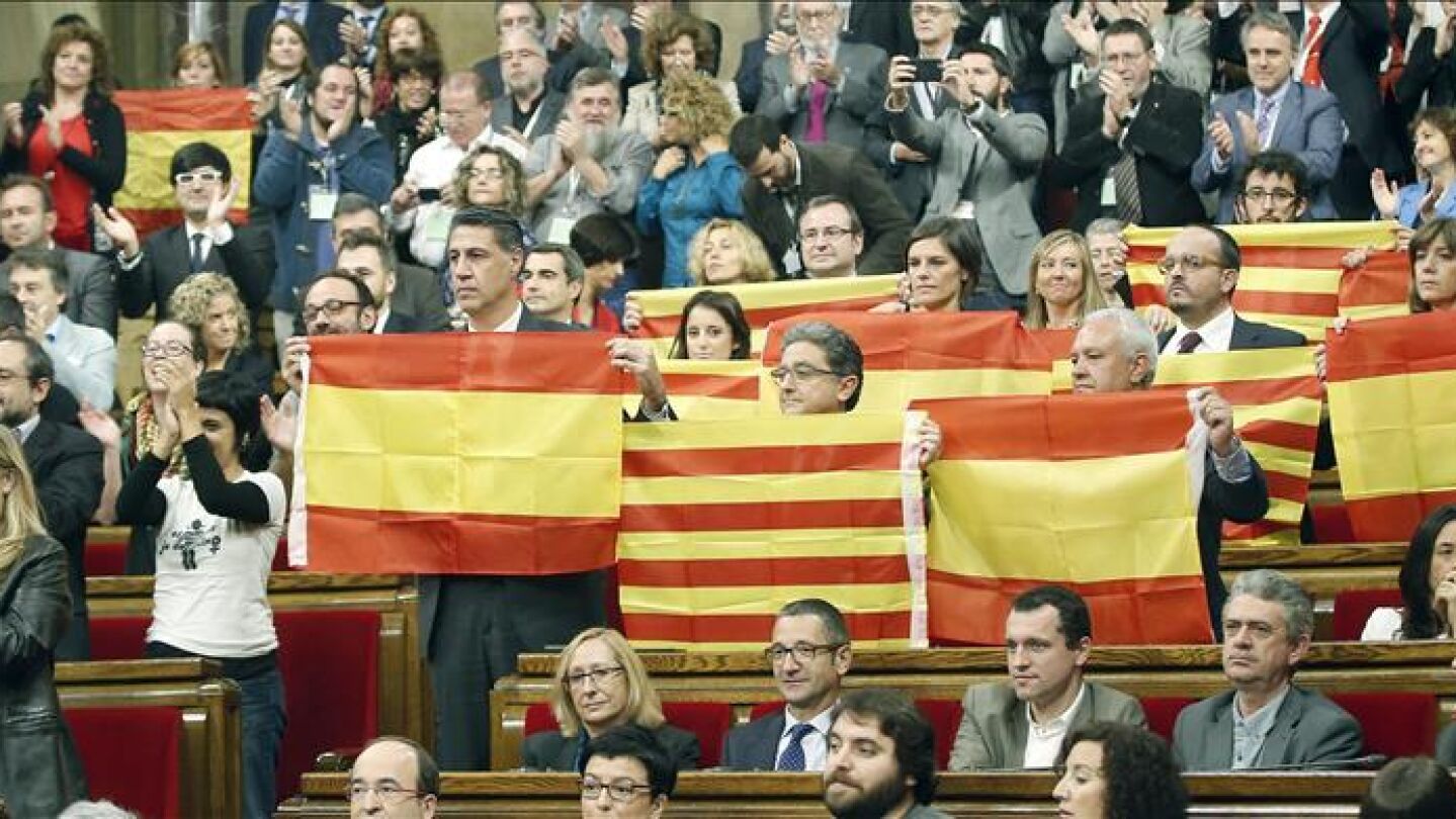 Diputados del PPC muestran banderas espa&ntilde;olas y catalanas en el Parlament