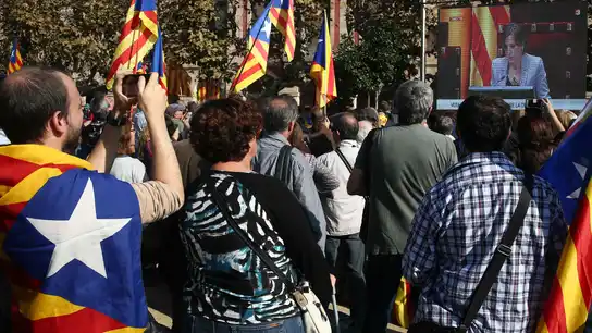 Independentistas siguiendo la moción soberanista en el Parlament de Cataluña Independentistas siguiendo la moción soberanista en el Parlament de Cataluña