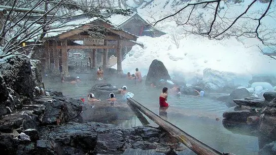Un rotenburo, baño termal al aire libre Un rotenburo, baño termal al aire libre