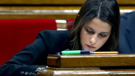 La diputada de Ciutadans Inés Arrimadas prepara su intervención durante el pleno del Parlament La diputada de Ciutadans Inés Arrimadas prepara su intervención durante el pleno del Parlament