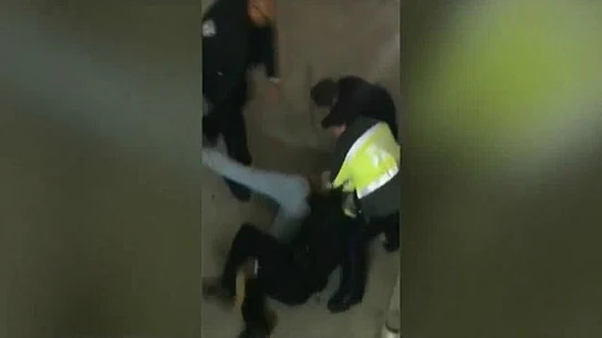 Policías arrestan a tres estudiantes en Alabama Policías arrestan a tres estudiantes en Alabama