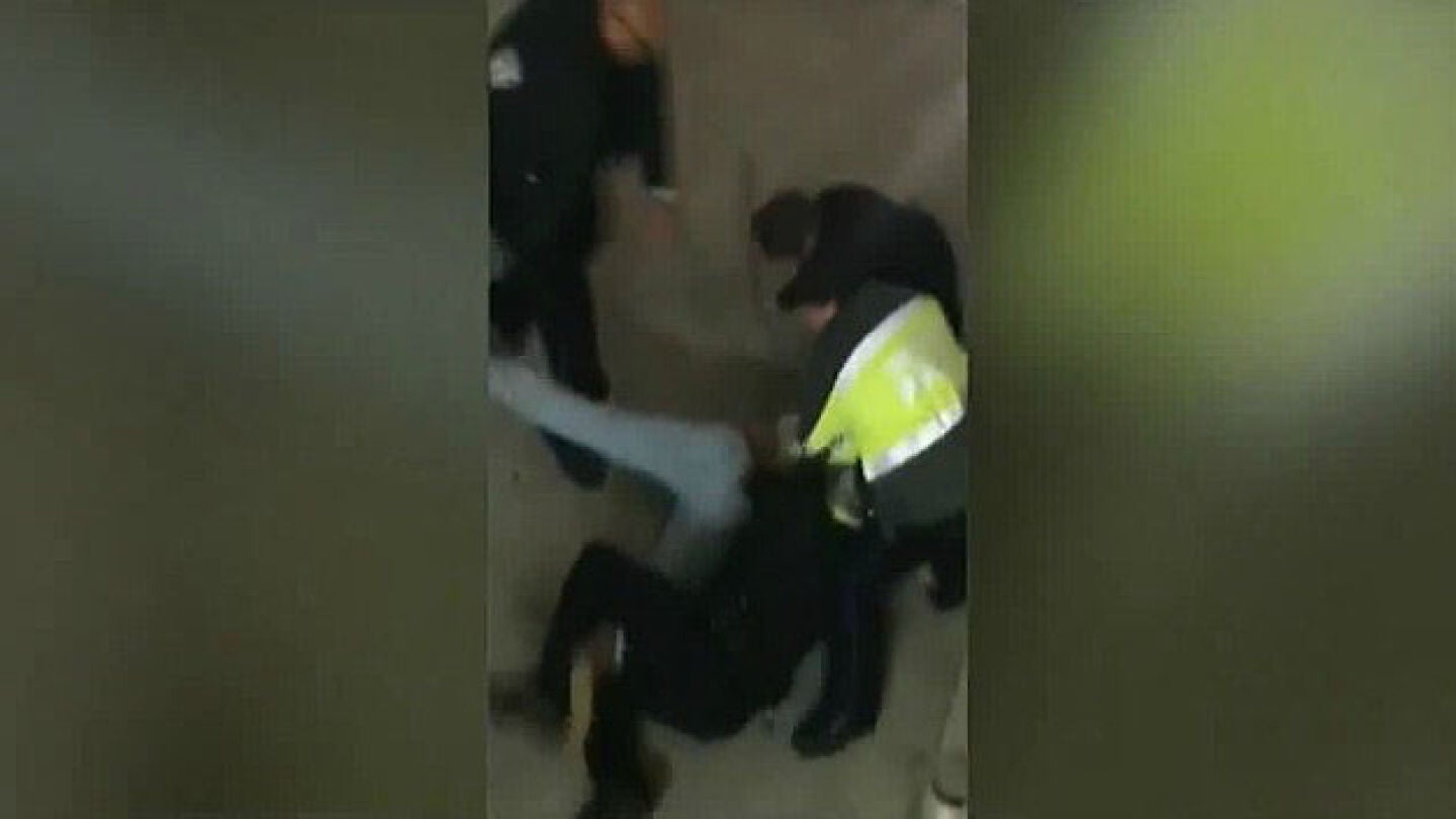 Polic&iacute;as arrestan a tres estudiantes en Alabama