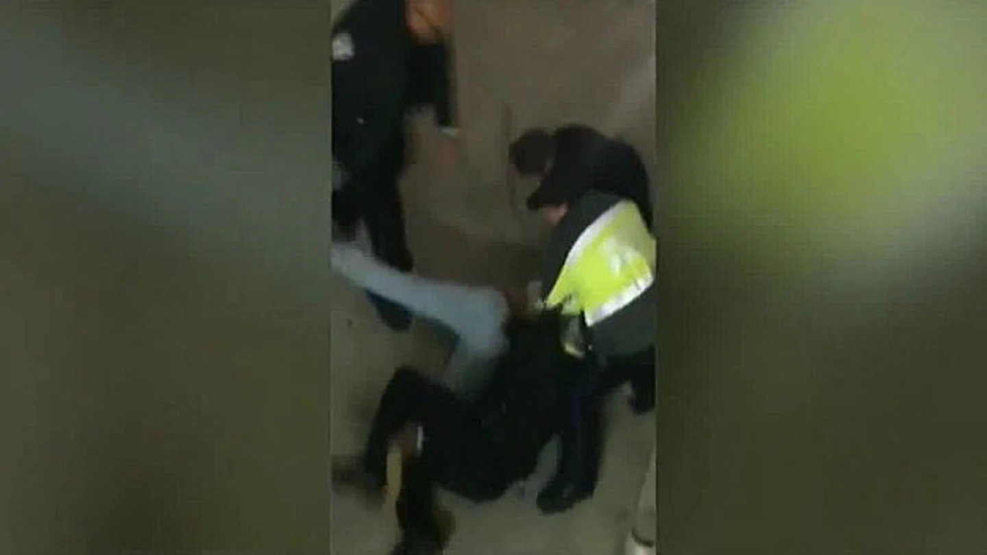 Policías arrestan a tres estudiantes en Alabama Policías arrestan a tres estudiantes en Alabama