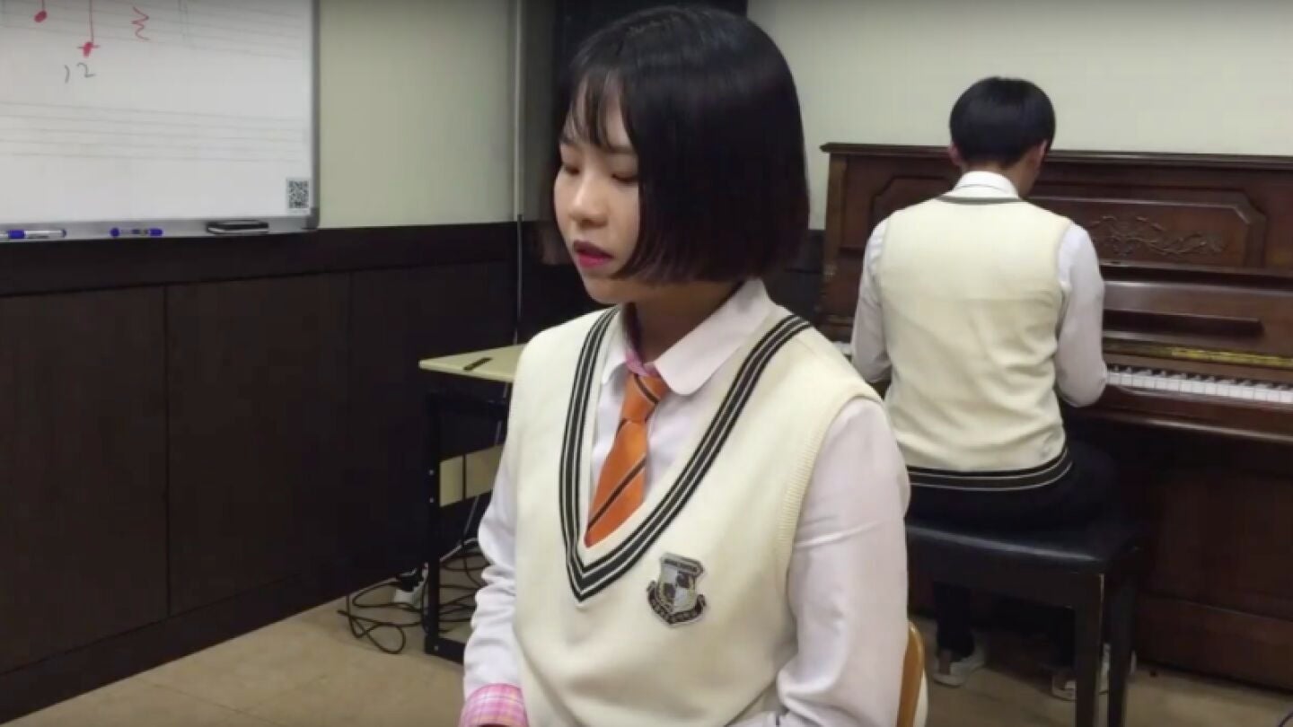 Ni&ntilde;a coreana versionando a Adele