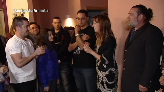 Los afectados celebran su nueva casa Los afectados celebran su nueva casa