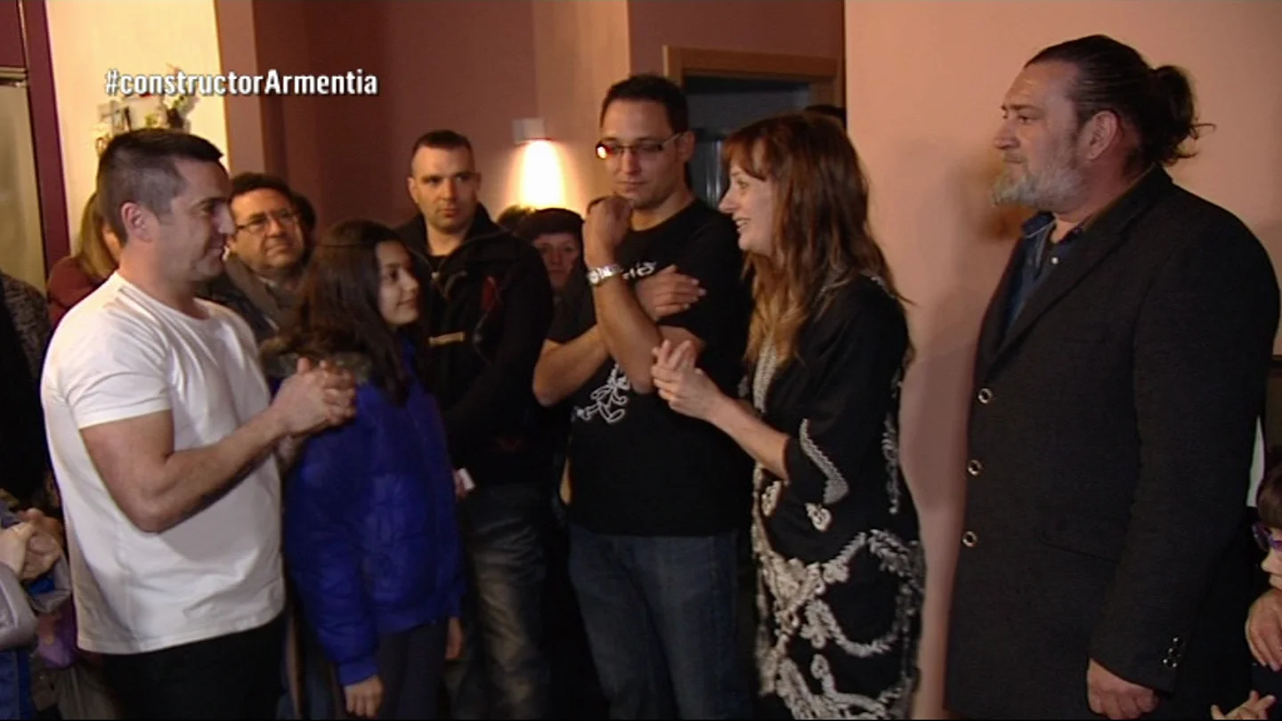 Los afectados celebran su nueva casa Los afectados celebran su nueva casa