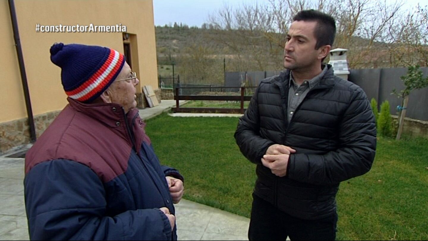 Gaspar, un vecino tambi&eacute;n afectado, habla con Antonio sobre la personalidad de Igor