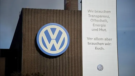 Logotipo de Volkswagen en la fábrica de Volkswagen en Wolfsburgo Logotipo de Volkswagen en la fábrica de Volkswagen en Wolfsburgo