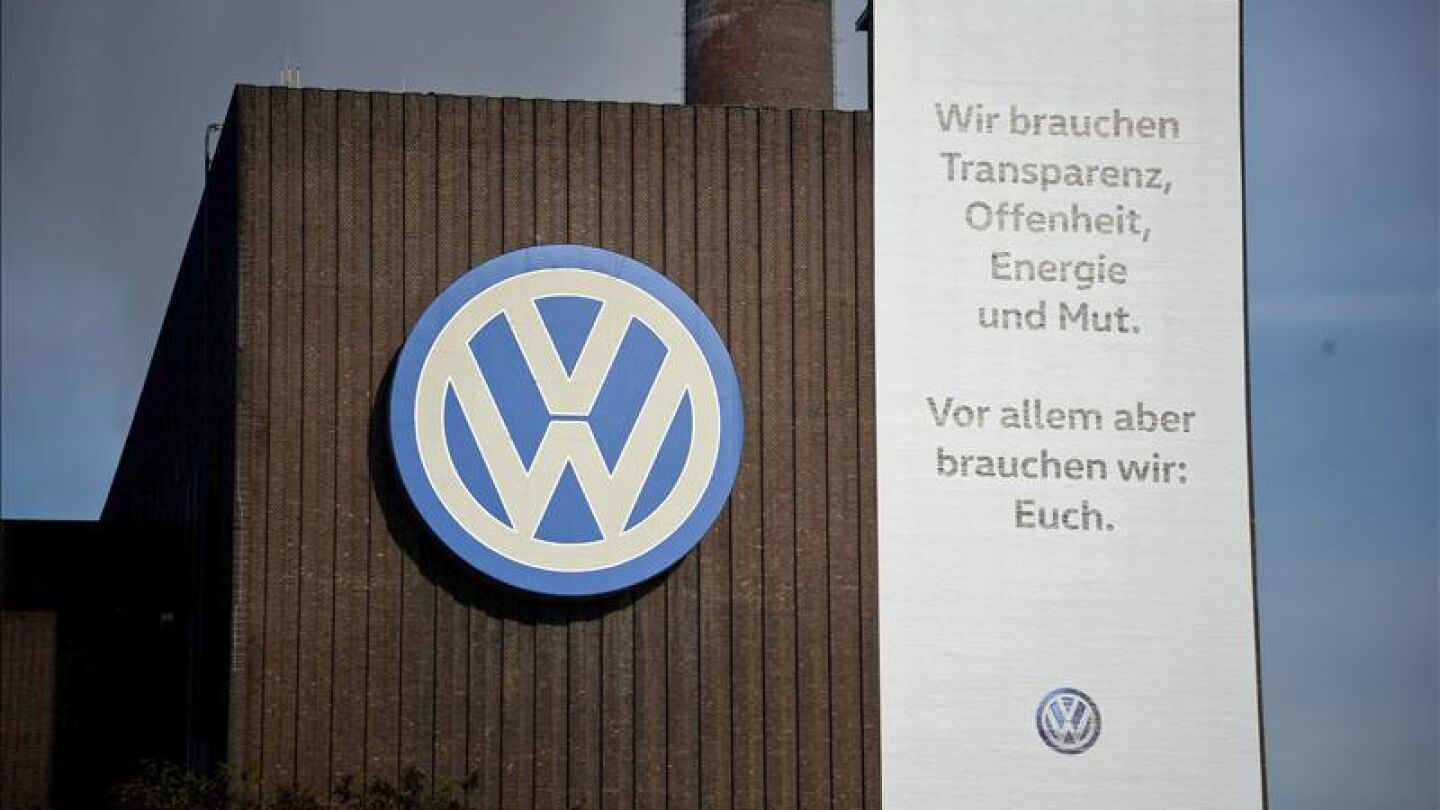 Logotipo de Volkswagen en la f&aacute;brica de Volkswagen en Wolfsburgo
