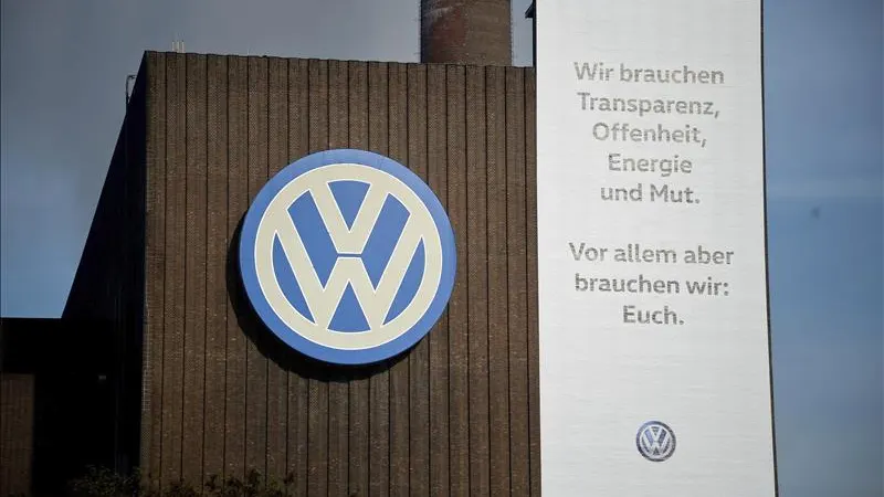 Logotipo de Volkswagen en la fábrica de Volkswagen en Wolfsburgo