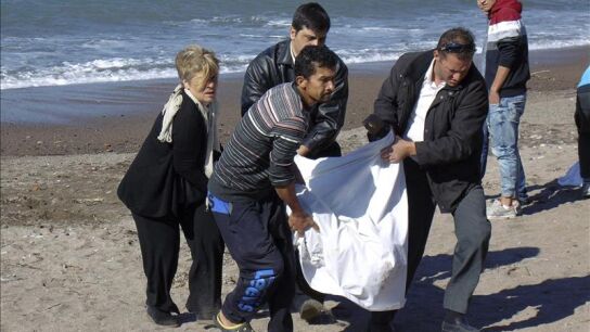 Varias personas trasladan el cuerpo de uno de refugiados