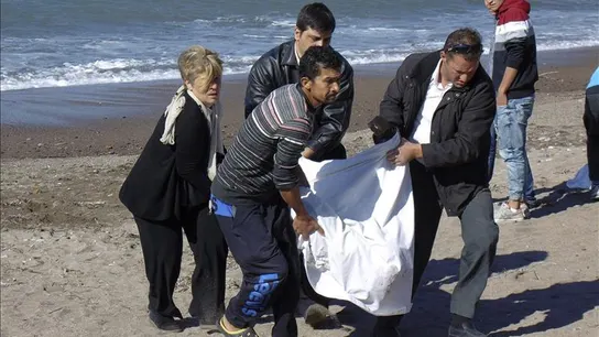 Varias personas trasladan el cuerpo de uno de refugiados Varias personas trasladan el cuerpo de uno de refugiados