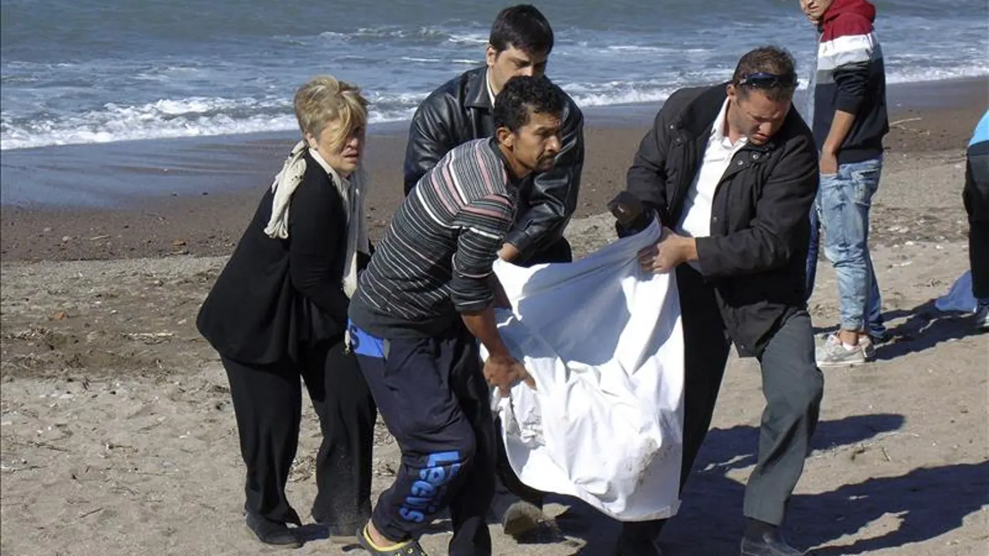 Varias personas trasladan el cuerpo de uno de refugiados Varias personas trasladan el cuerpo de uno de refugiados