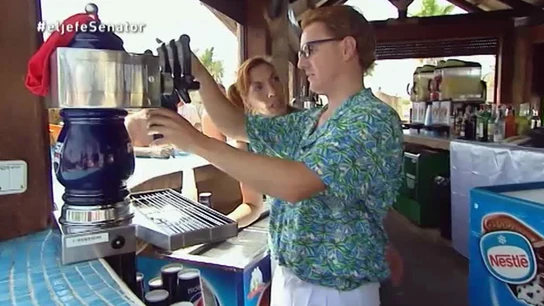 Macarena, la camarera, pide rapidez a El Jefe Infiltrado Macarena, la camarera, pide rapidez a El Jefe Infiltrado
