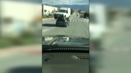 Una furgoneta sobre un coche Una furgoneta sobre un coche