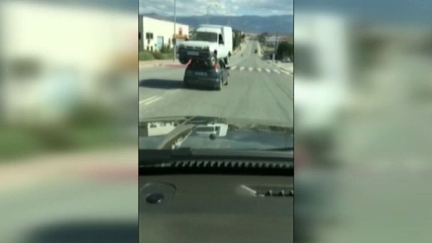 Una furgoneta sobre un coche