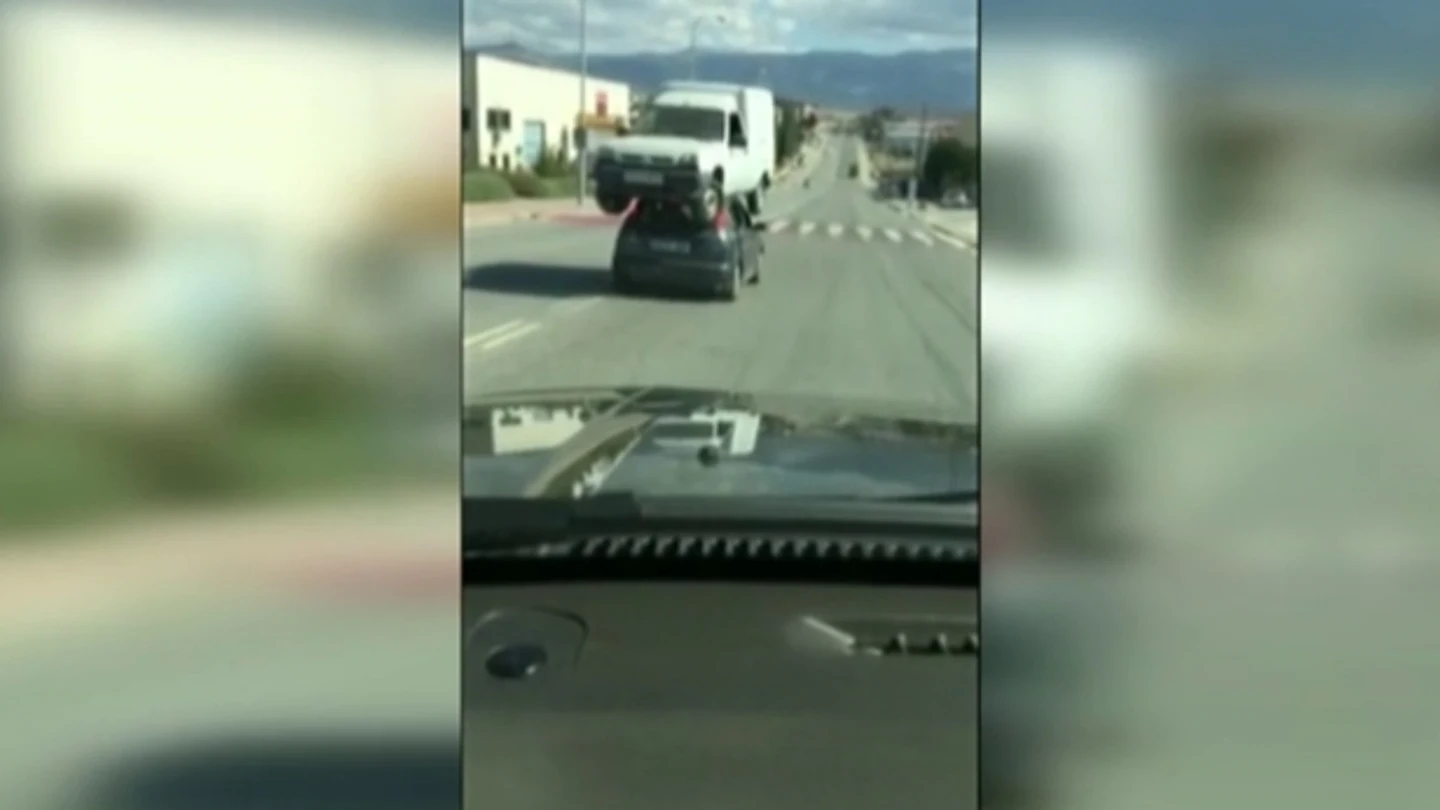 Una furgoneta sobre un coche Una furgoneta sobre un coche