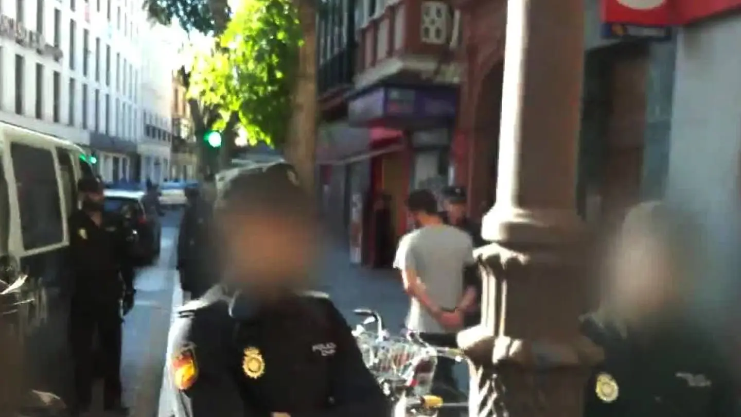 Detención de un joven que protestaba en un banco Detención de un joven que protestaba en un banco