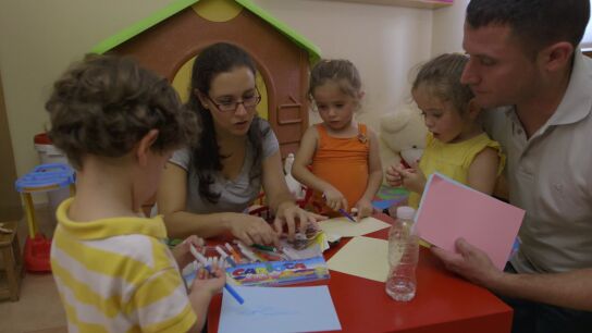 La Escuela de decoraci&oacute;n ayuda a unos padres con trillizos