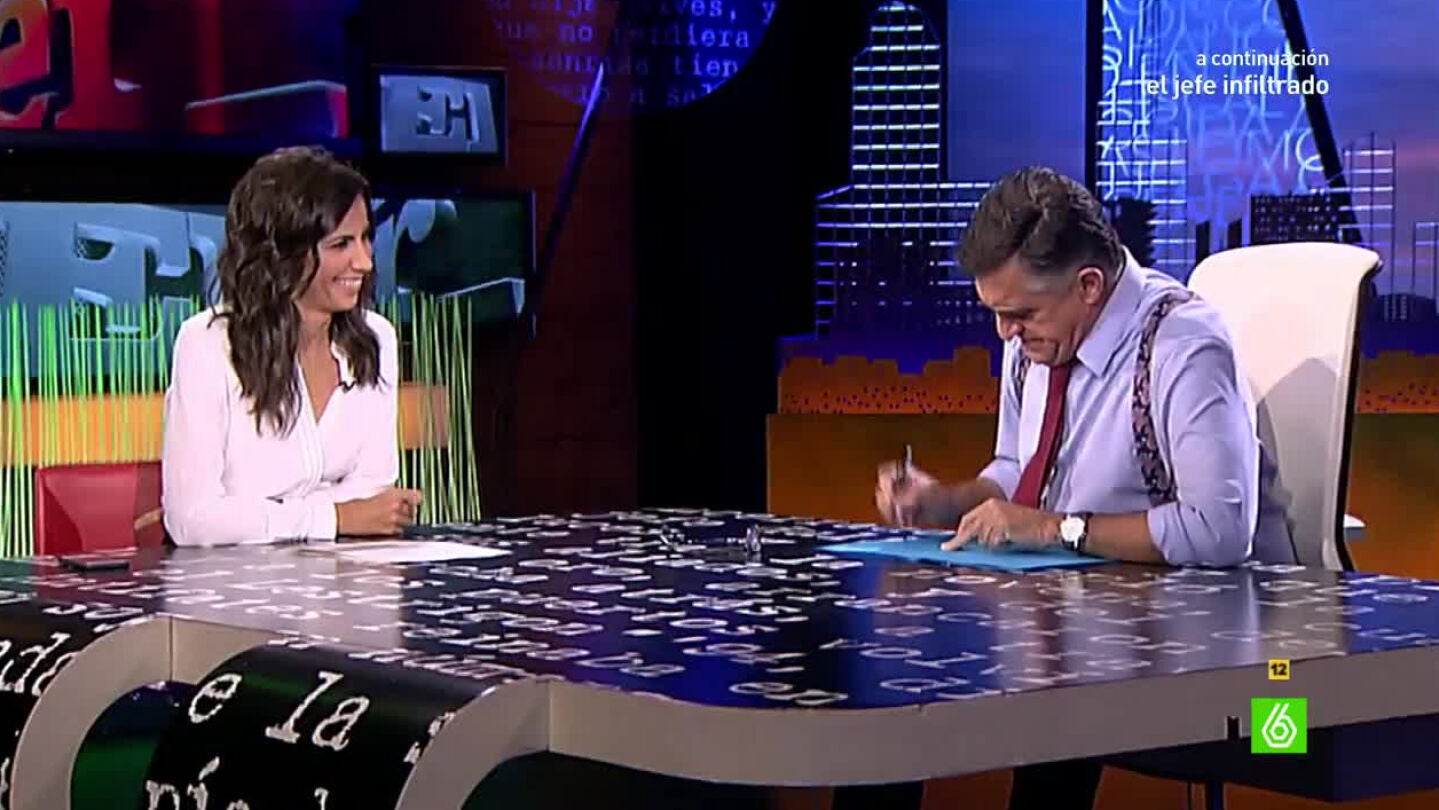 Ana Pastor pasa por la mesa de El Intermedio junto a El Gran Wyoming