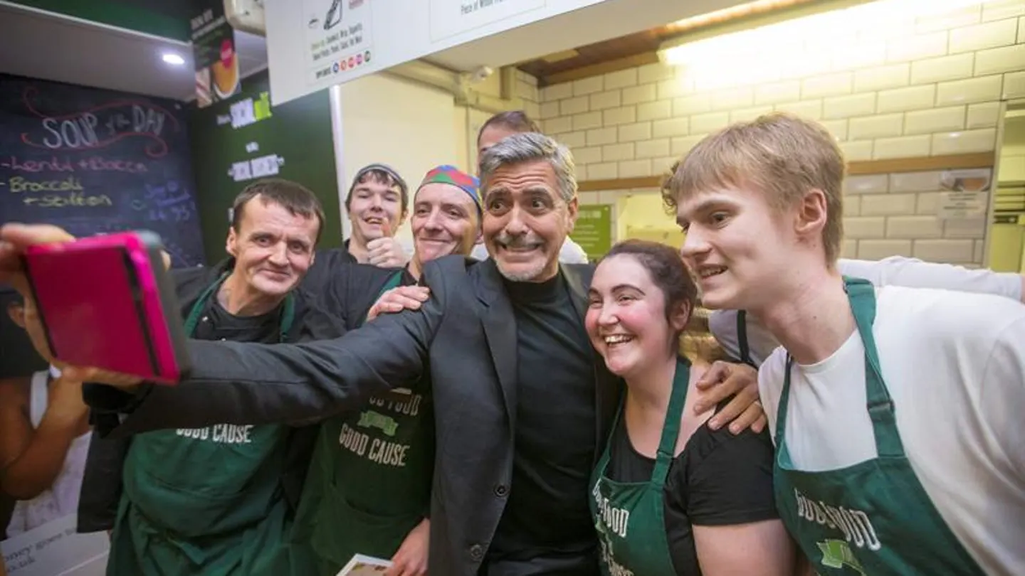 George Clooney desata la locura en un café social de Edimburgo George Clooney desata la locura en un café social de Edimburgo