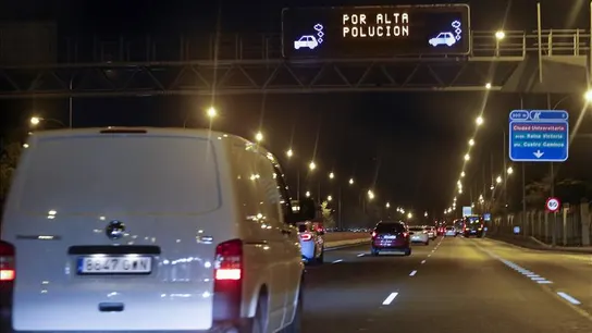 Varios coches circulan bajo un panel que avisa de la polución Varios coches circulan bajo un panel que avisa de la polución
