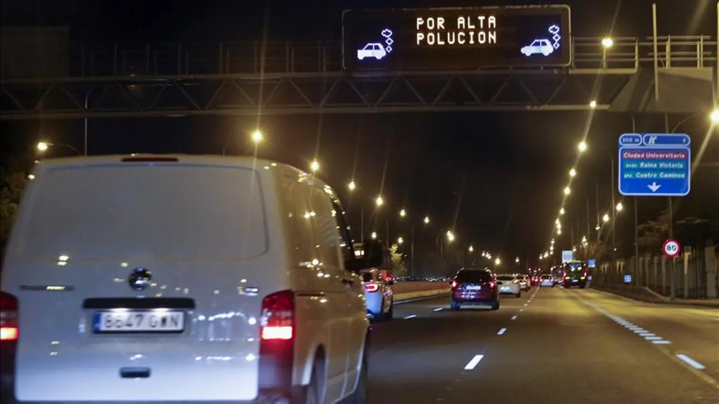 Varios coches circulan bajo un panel que avisa de la polución Varios coches circulan bajo un panel que avisa de la polución