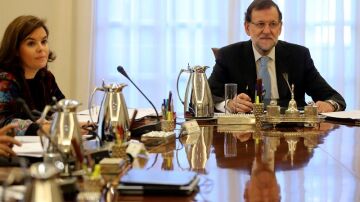 Mariano Rajoy, junto a la vicepresidenta, Sáenz de Santamaría