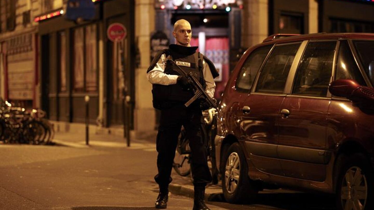 Un polic&iacute;a de Par&iacute;s en el lugar de uno de los ataques