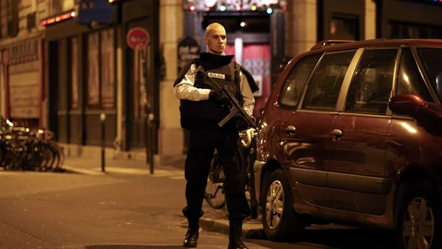 Un policía de París en el lugar de uno de los ataques Un policía de París en el lugar de uno de los ataques