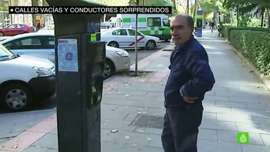 Un conductor espera junto a un parquímetro Un conductor espera junto a un parquímetro