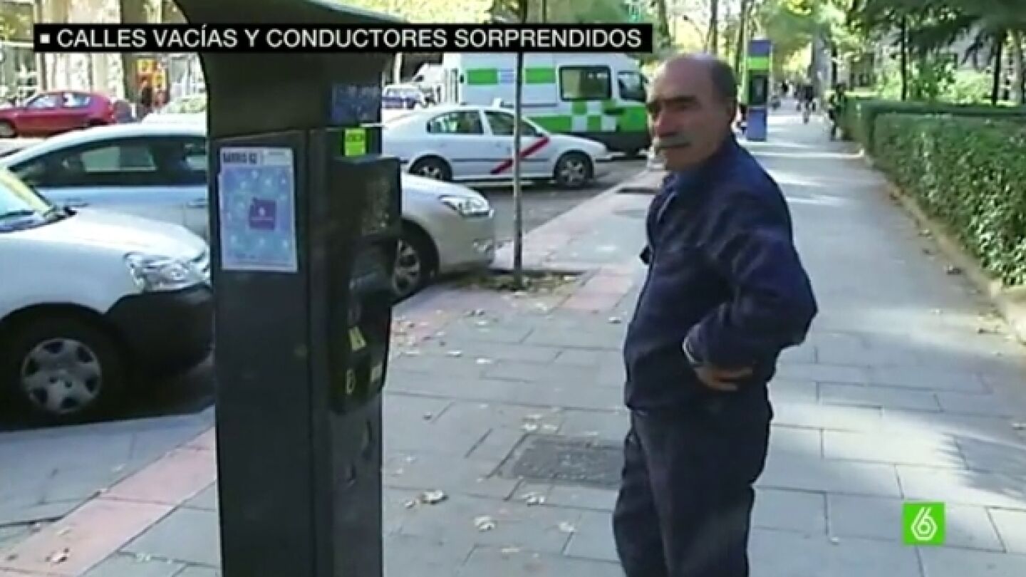 Un conductor espera junto a un parqu&iacute;metro
