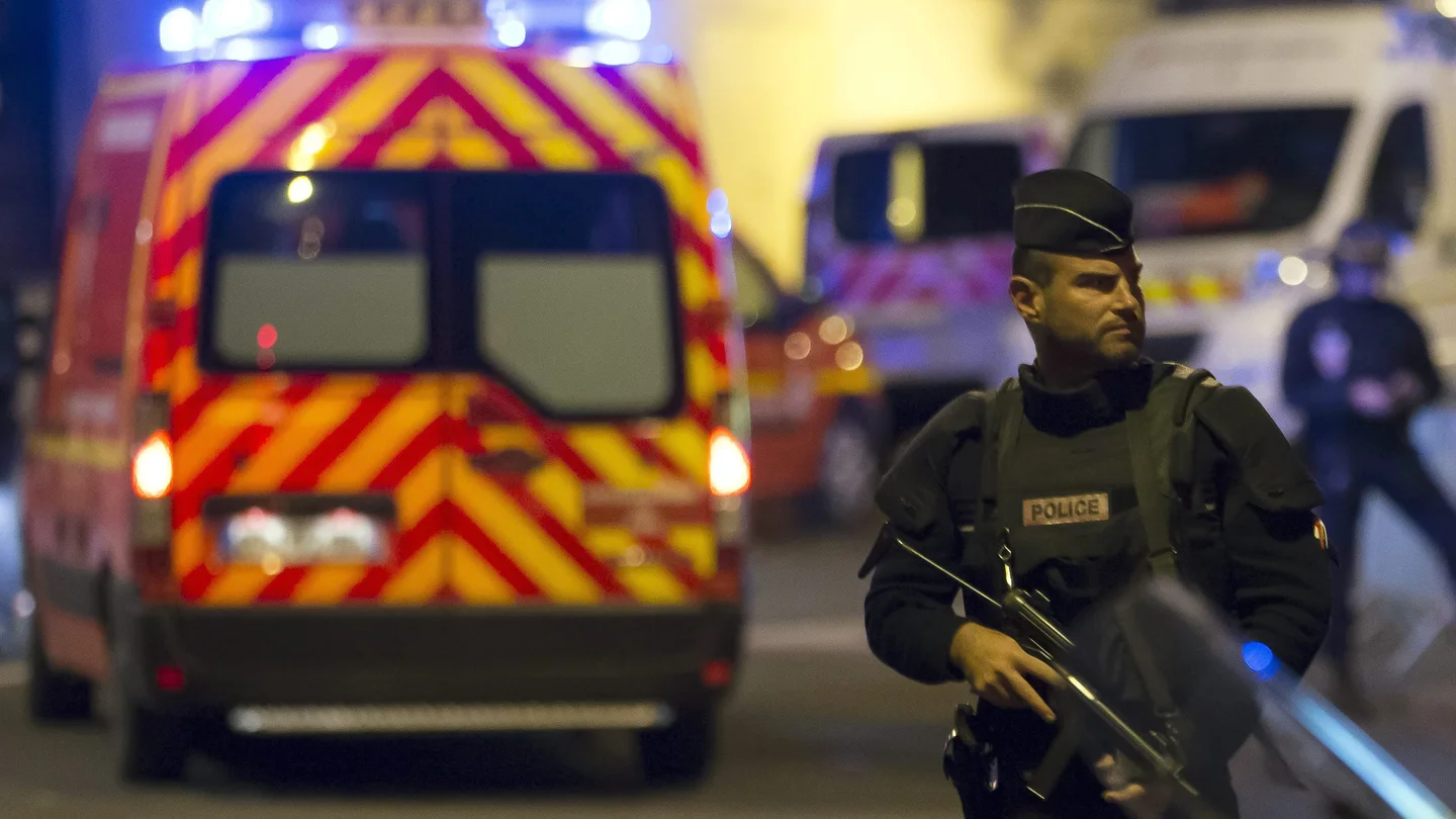 Policía haciendo guardia en Francia Policía haciendo guardia en Francia