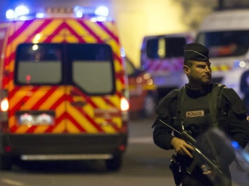 Policía haciendo guardia en Francia Policía haciendo guardia en Francia