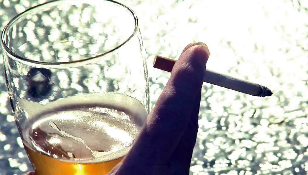 ¿Por qué beber acentúa las ganas de fumar? 