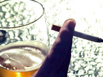 ¿Por qué beber acentúa las ganas de fumar? 