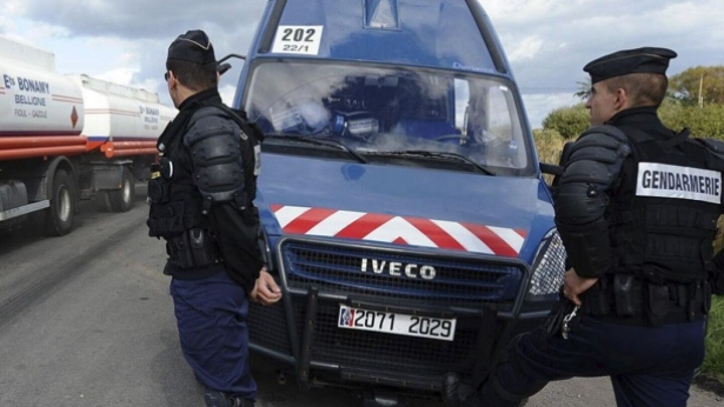 Varios gendarmes franceses