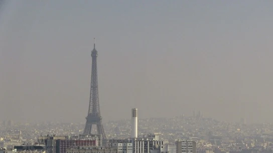 El cielo de París con la nube de contaminación El cielo de París con la nube de contaminación