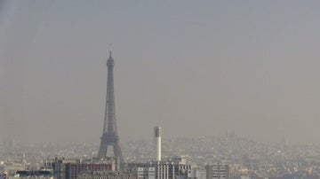 El cielo de París con la nube de contaminación
