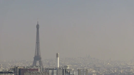 El cielo de París con la nube de contaminación