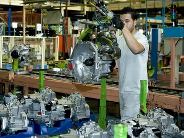 Un operario de la fábrica Renault de Sevilla participa en el montaje de la caja de cambios Un operario de la fábrica Renault de Sevilla participa en el montaje de la caja de cambios