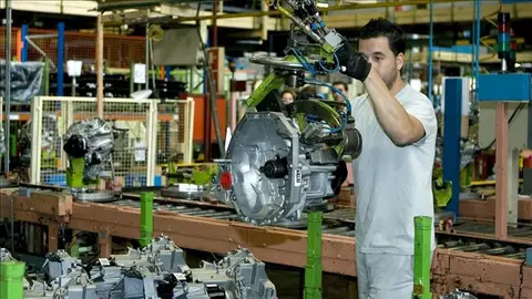 Un operario de la fábrica Renault de Sevilla participa en el montaje de la caja de cambios Un operario de la fábrica Renault de Sevilla participa en el montaje de la caja de cambios