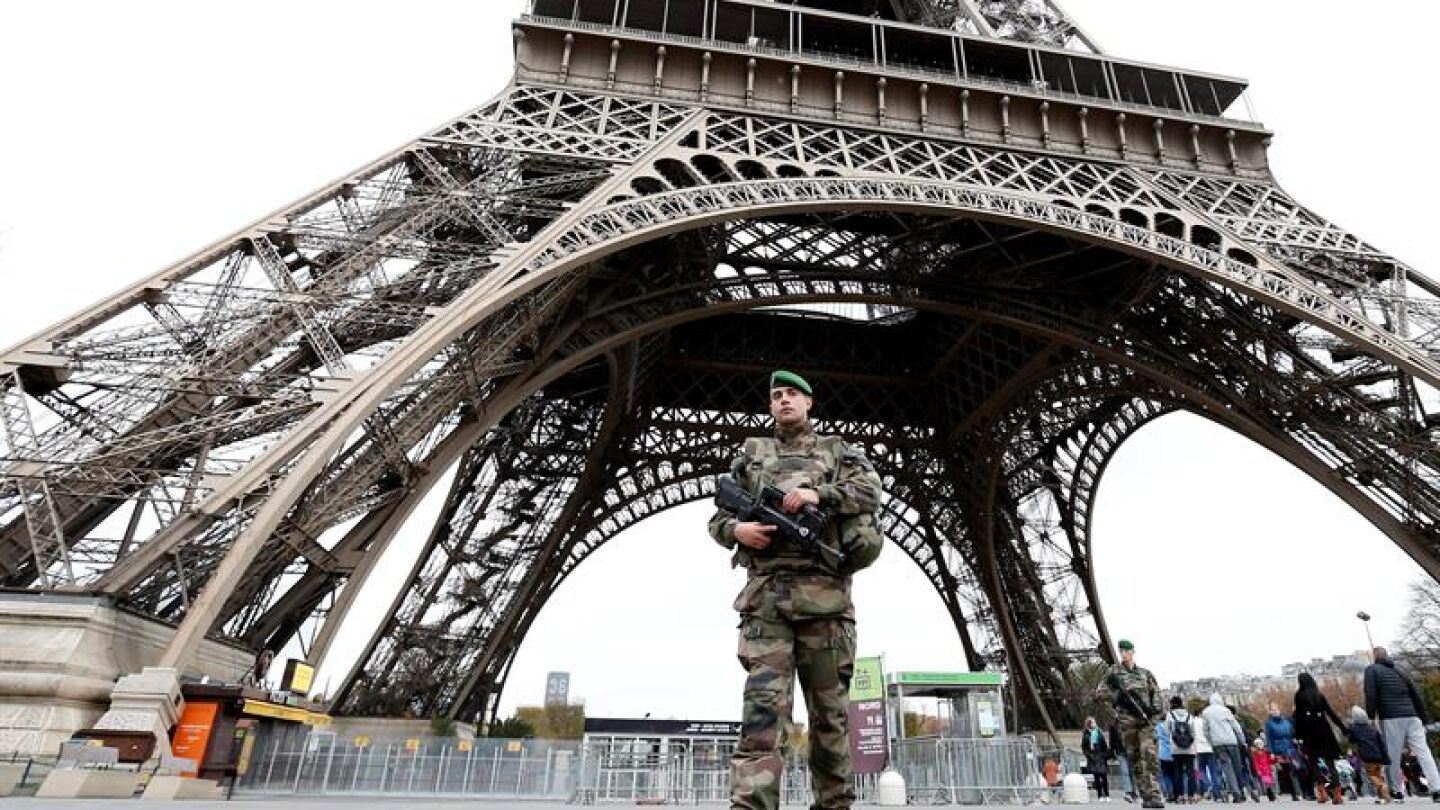 Un soldado permanece en guardia ante la torre Eiffel en Par&iacute;s