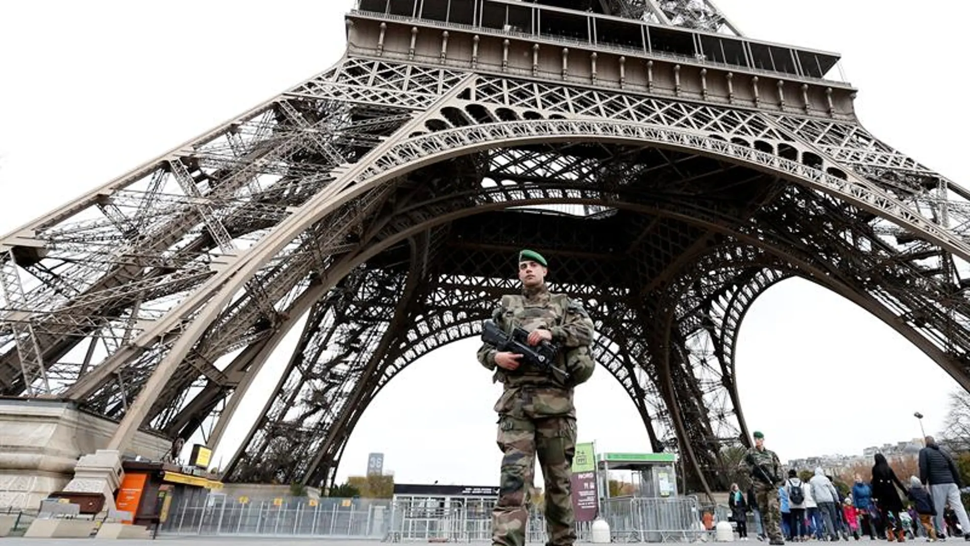 Un soldado permanece en guardia ante la torre Eiffel en París