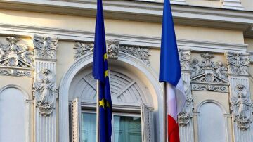   La bandera francesa y la europea
