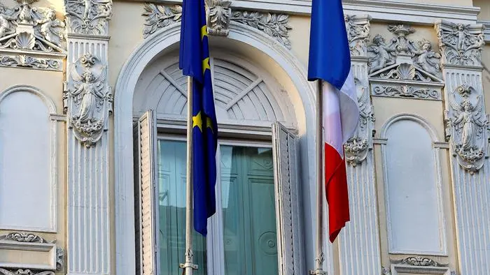  La bandera francesa y la europea