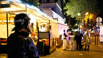 Un policía durante los atentados de Francia