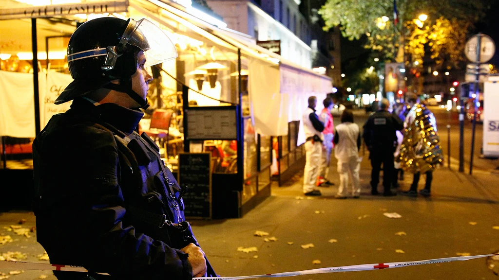 Un policía durante los atentados de Francia